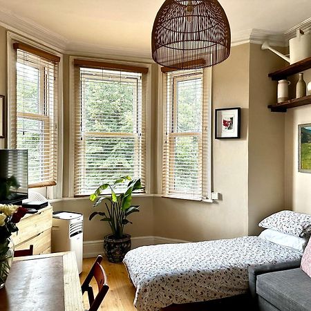 Appartamento Artistic Pied-A-Terre, Steps From The Tube, Moments From London'S Heart Esterno foto
