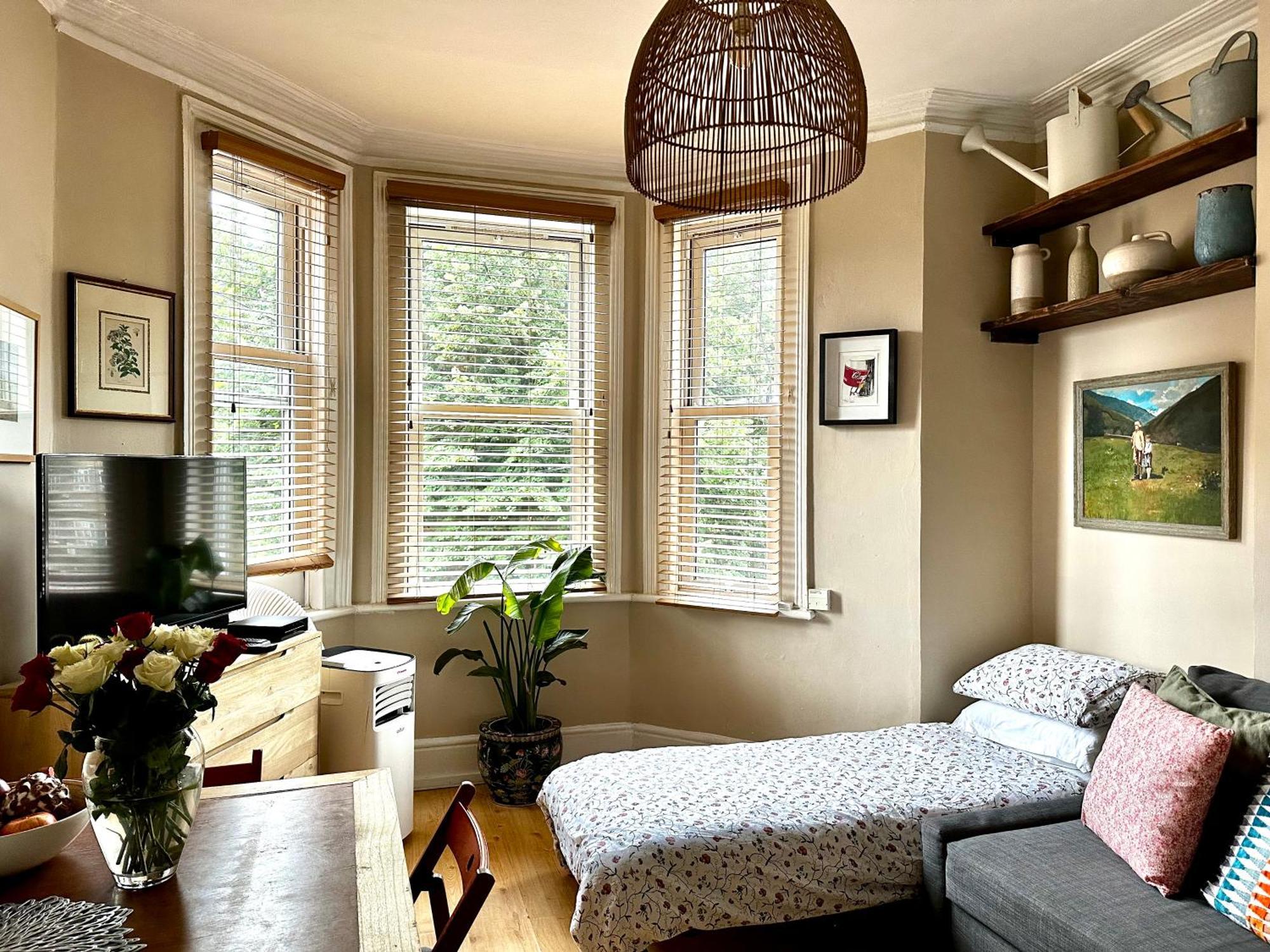 Appartamento Artistic Pied-A-Terre, Steps From The Tube, Moments From London'S Heart Esterno foto